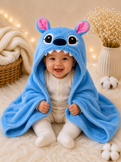 Bebé sonriendo con manta capucha Stitch azul forro polar