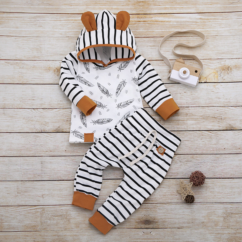 Conjunto Rayas Plumas Camel - detalle capucha
