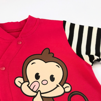 Detalle estampado mono y cuello rojo con broche