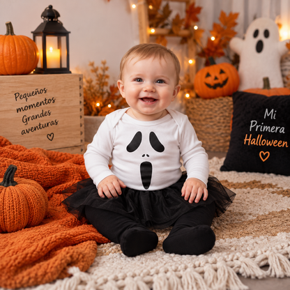 Bebé con body negro de esqueleto en una decoración de Halloween