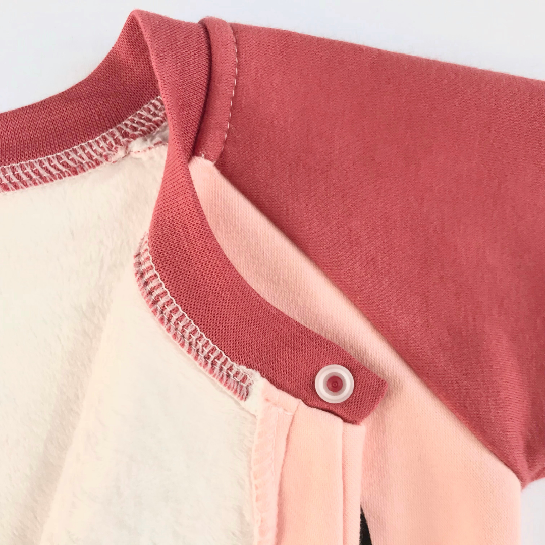Detalle puño elástico manga raglan rojo oscuro
