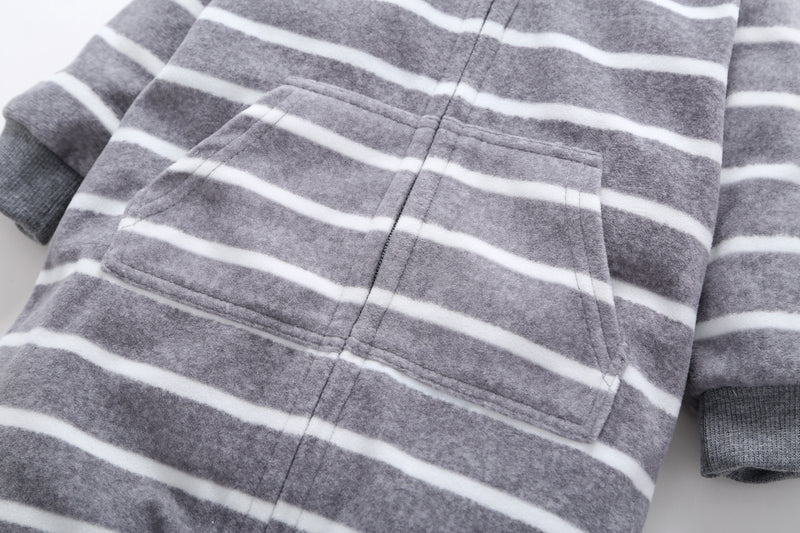 Detalle puño elástico gris oscuro manga rayas