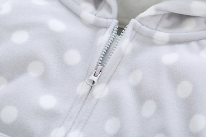 Detalle cremallera frontal blanca con capucha oso