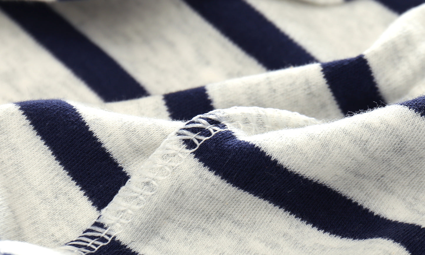 Detalle cuello azul marino con broche