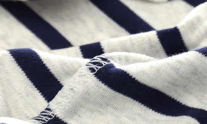 Detalle cuello azul marino con broche