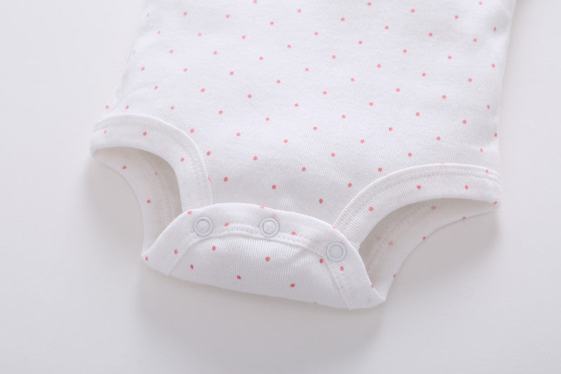 Detalle cuello alto chaleco acolchado gris con cremallera rosa