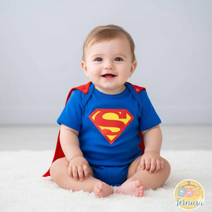 Bebé usando body azul de Superman con capa roja