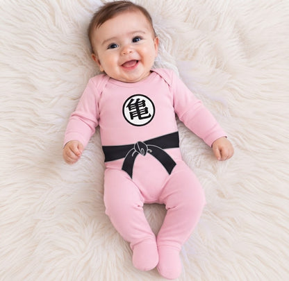 Bebé con conjunto rosa Goku, símbolo y cinturón negro estampados
