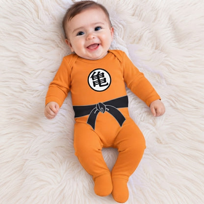 Bebé con conjunto Goku naranjo, símbolo negro y cinturón estampado